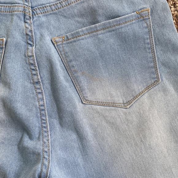 Ripped fashion nova jeans! - Picture 7 of 7